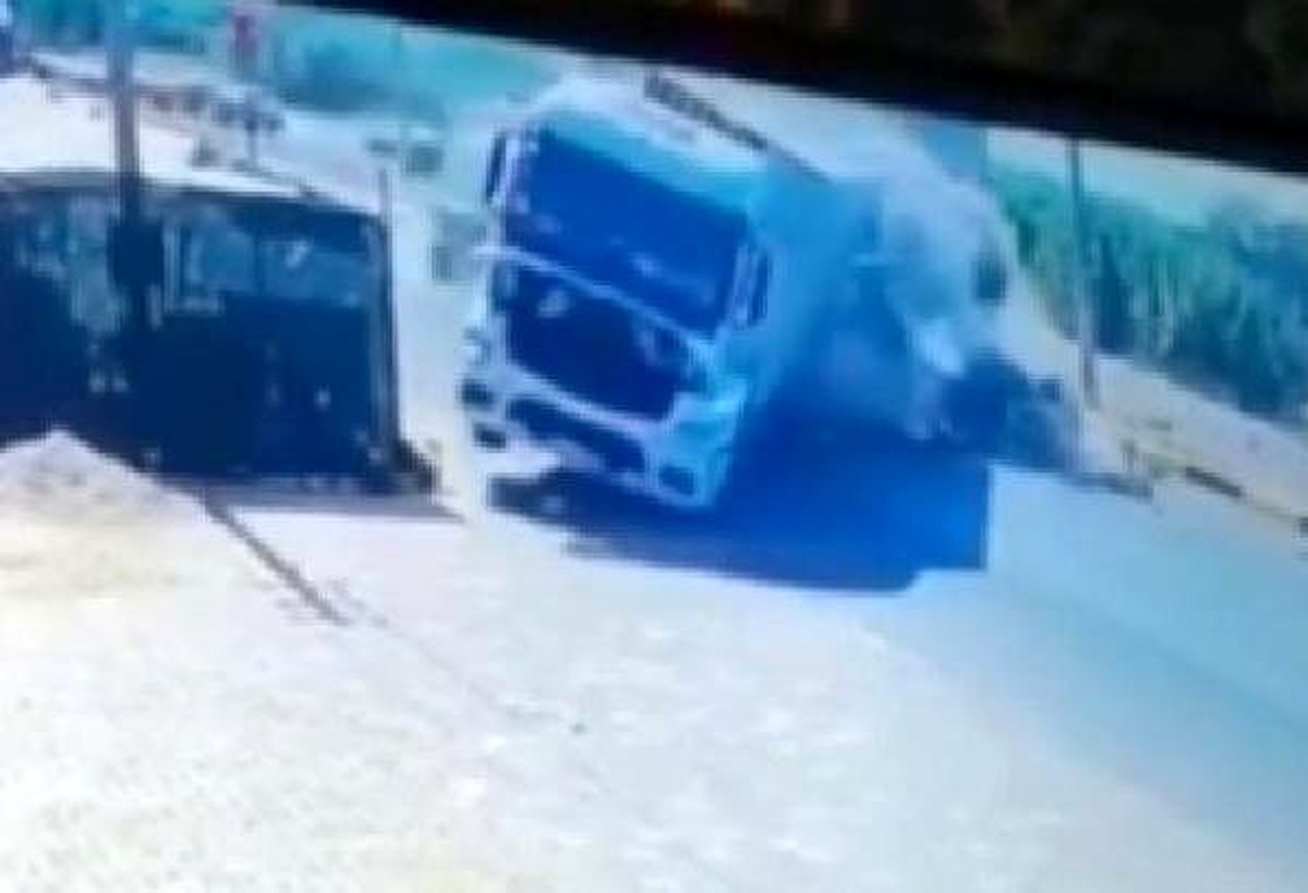 Akaryakıt tankerinin kamyona çarptığı kaza kamerada
