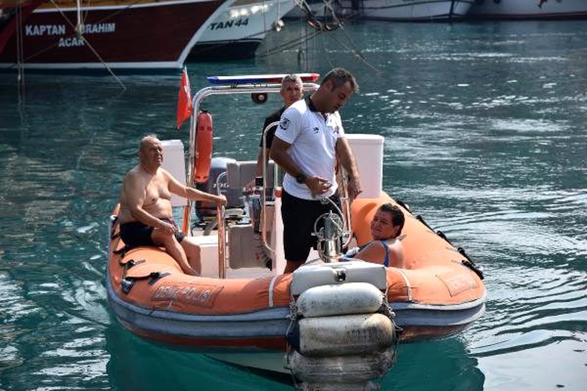 Akıntıya kapılıp sahile dönemeyen iki kişiyi polis kurtardı
