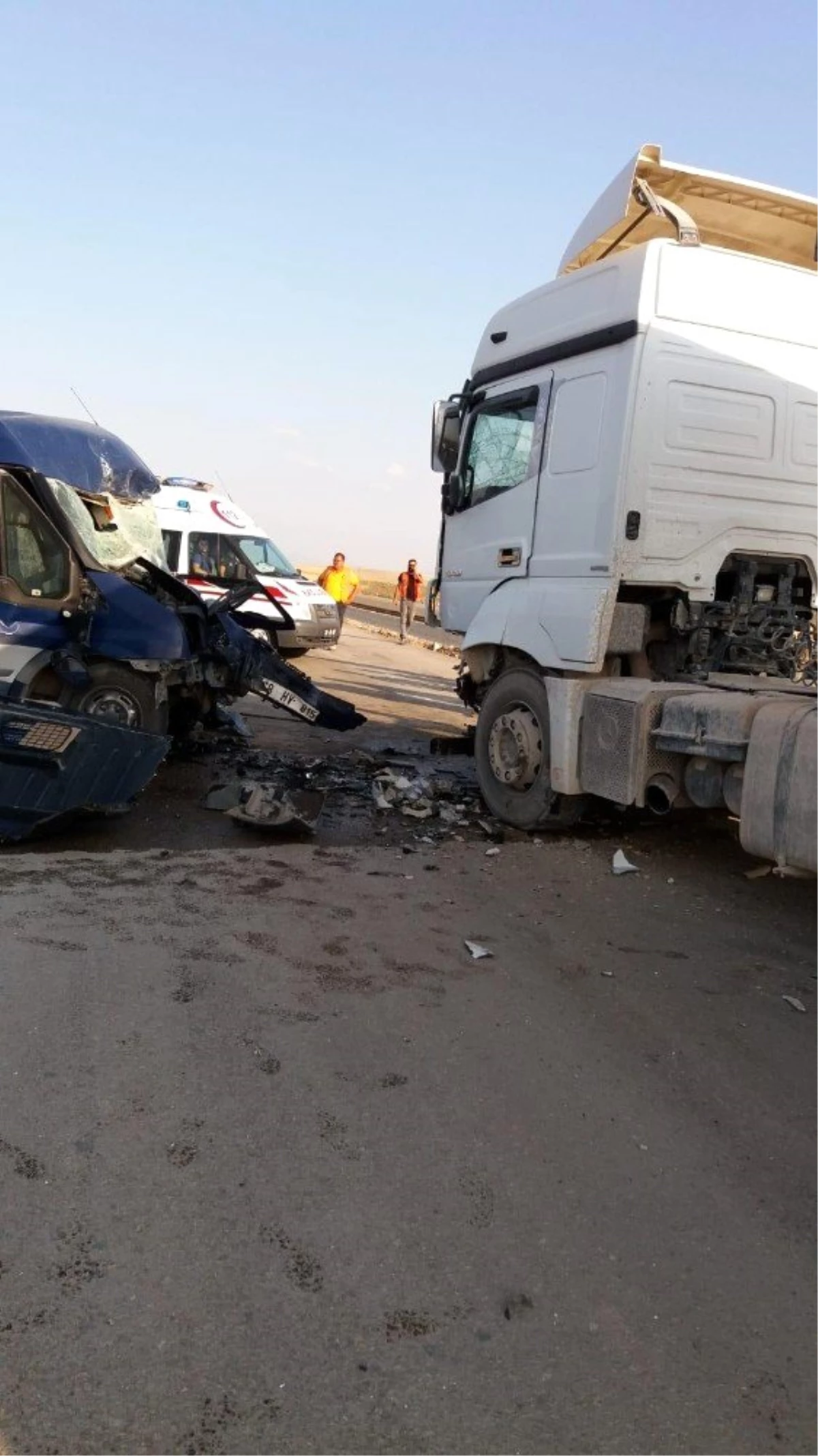 Aksaray\'da minibüs ile kamyon çarpıştı: 1 yaralı