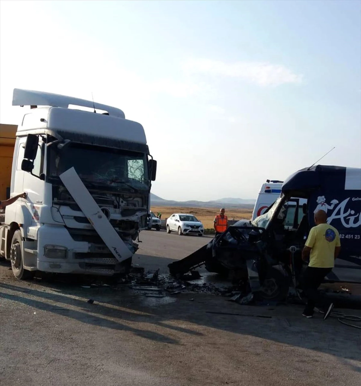 Aksaray\'da minibüs park halindeki tıra çarptı: 1 ölü