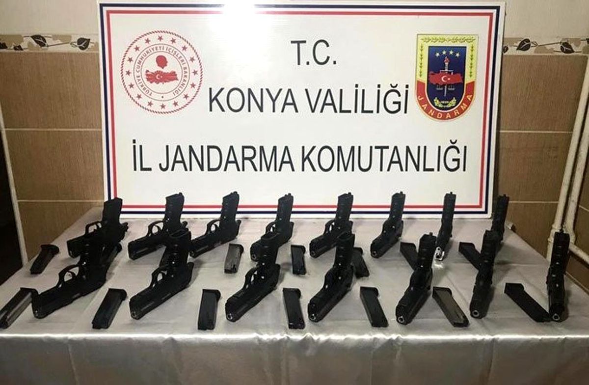 Ayakkabı kutularından tabanca çıktı