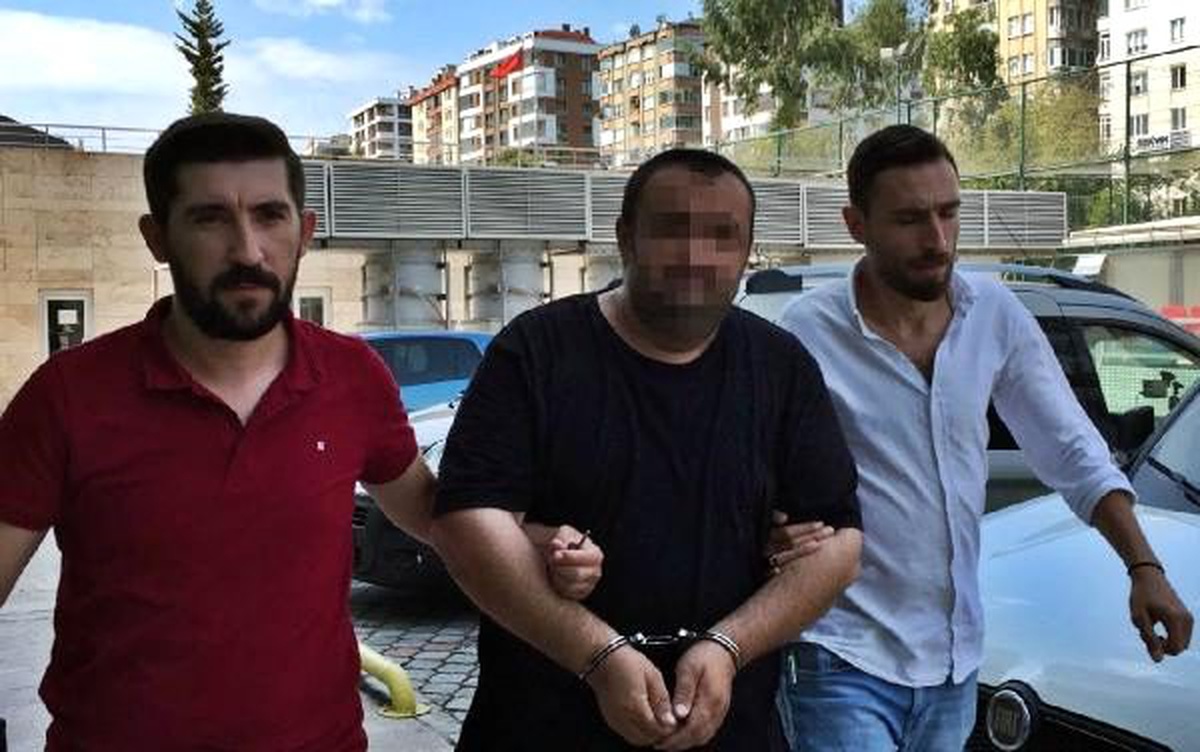 Babasının boğazına bıçak dayayarak para isteyen oğlu, gözaltına alındı