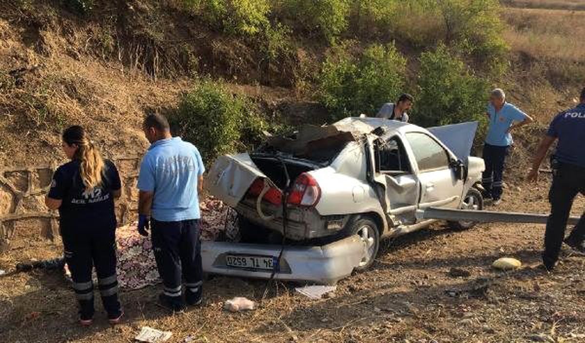 Bariyerlere ve istinat duvarına çarpan otomobil devrildi; sürücü ile eşi öldü