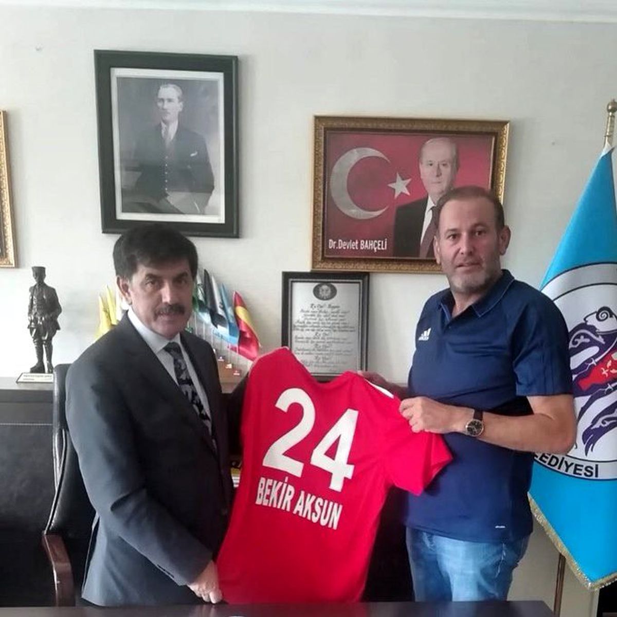 Başkan Aksun\'a ismi yazılı forma hediye etti