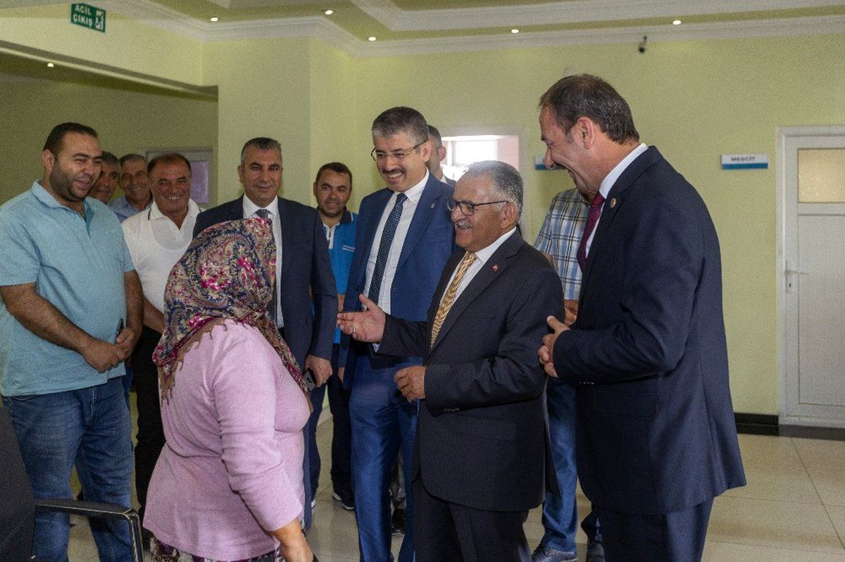 Başkan Büyükkılıç, Tomarza programında Yeşilbağ Mahallesi\'ni ziyaret etti ve büyük bir ilgiyle...