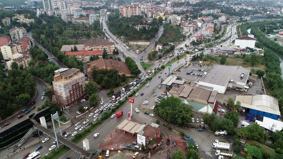 Bayram tatilini uzatanlar trafiği kilitledi