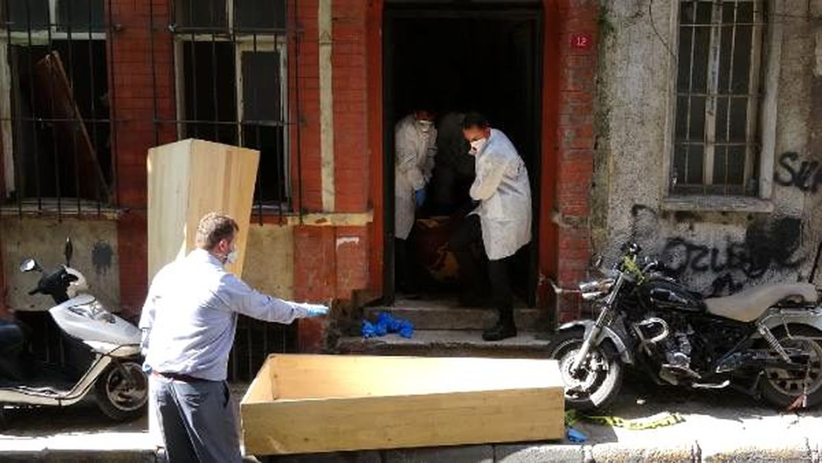 Beyoğlu\'nda metruk bir binada erkek cesedi bulundu