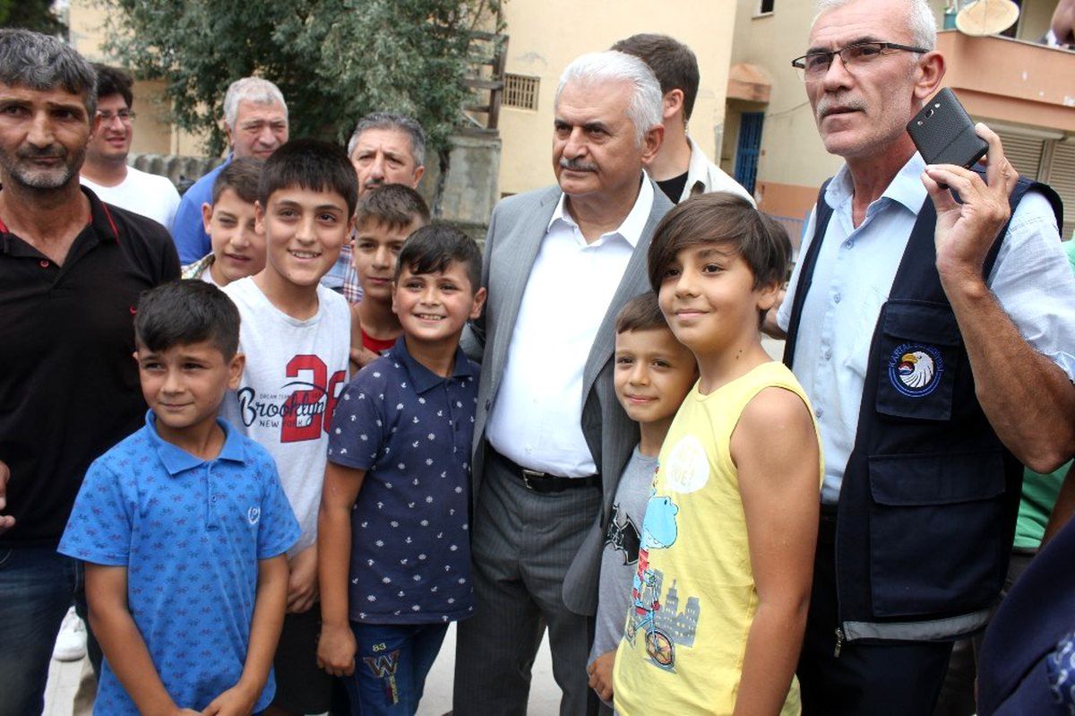 Binali Yıldırım, cuma namazını Kartal\'da kıldı