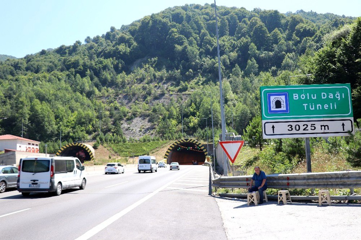 Bolu Dağı Tüneli\'inden tatilde 500 bine yakın araç geçti