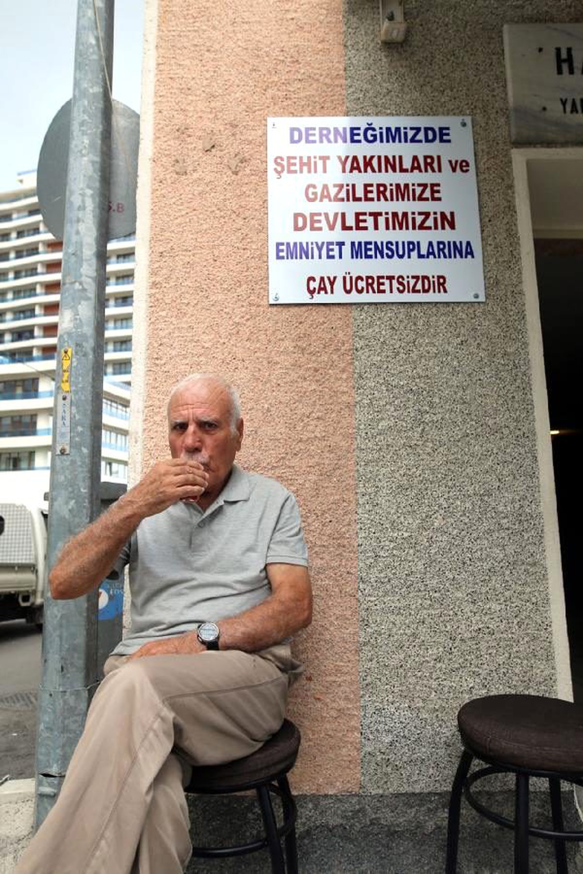 Bu çay ocağında, şehit yakınları, gazilere ve emniyet mensuplarına çay ücretsiz
