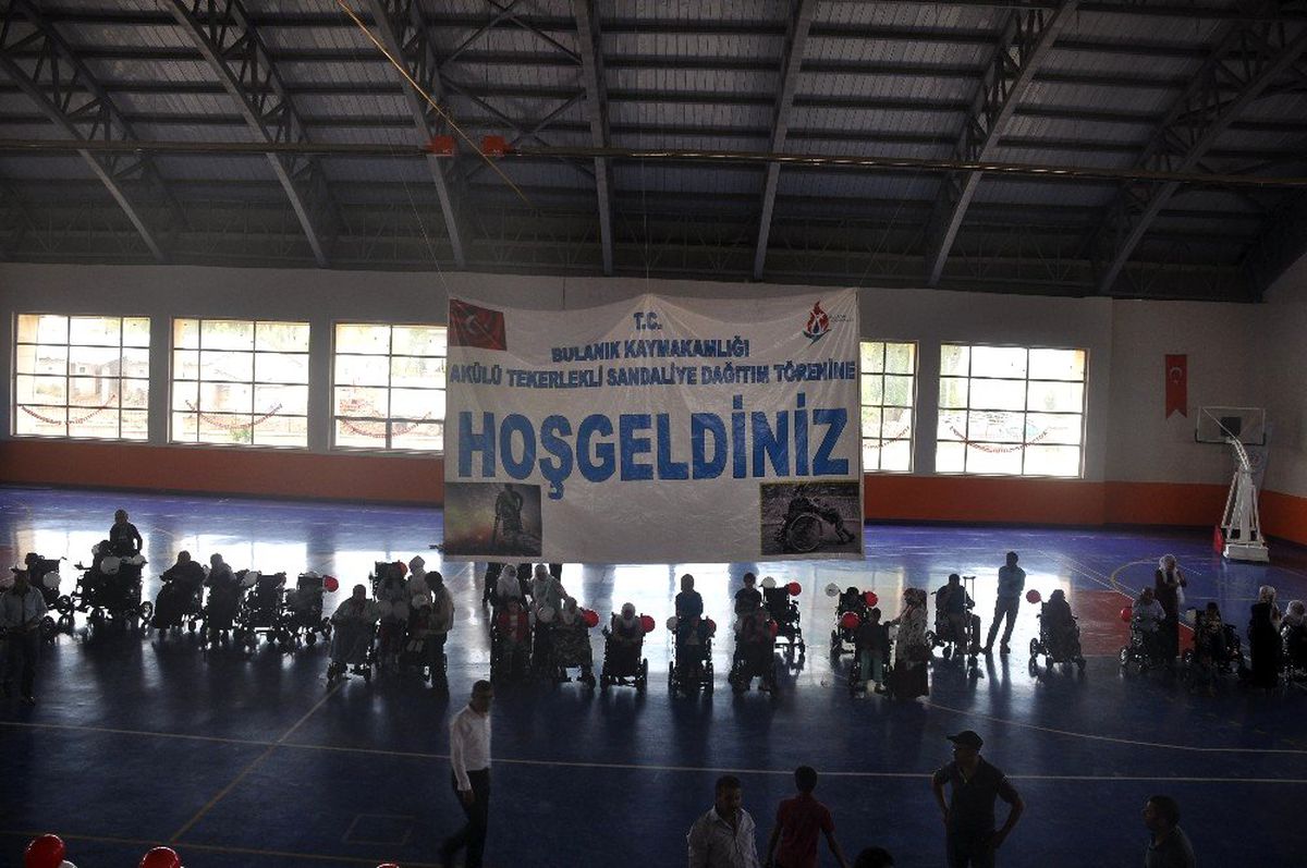 Bulanık\'ta 40 engelliye tekerlekli sandalye dağıtıldı