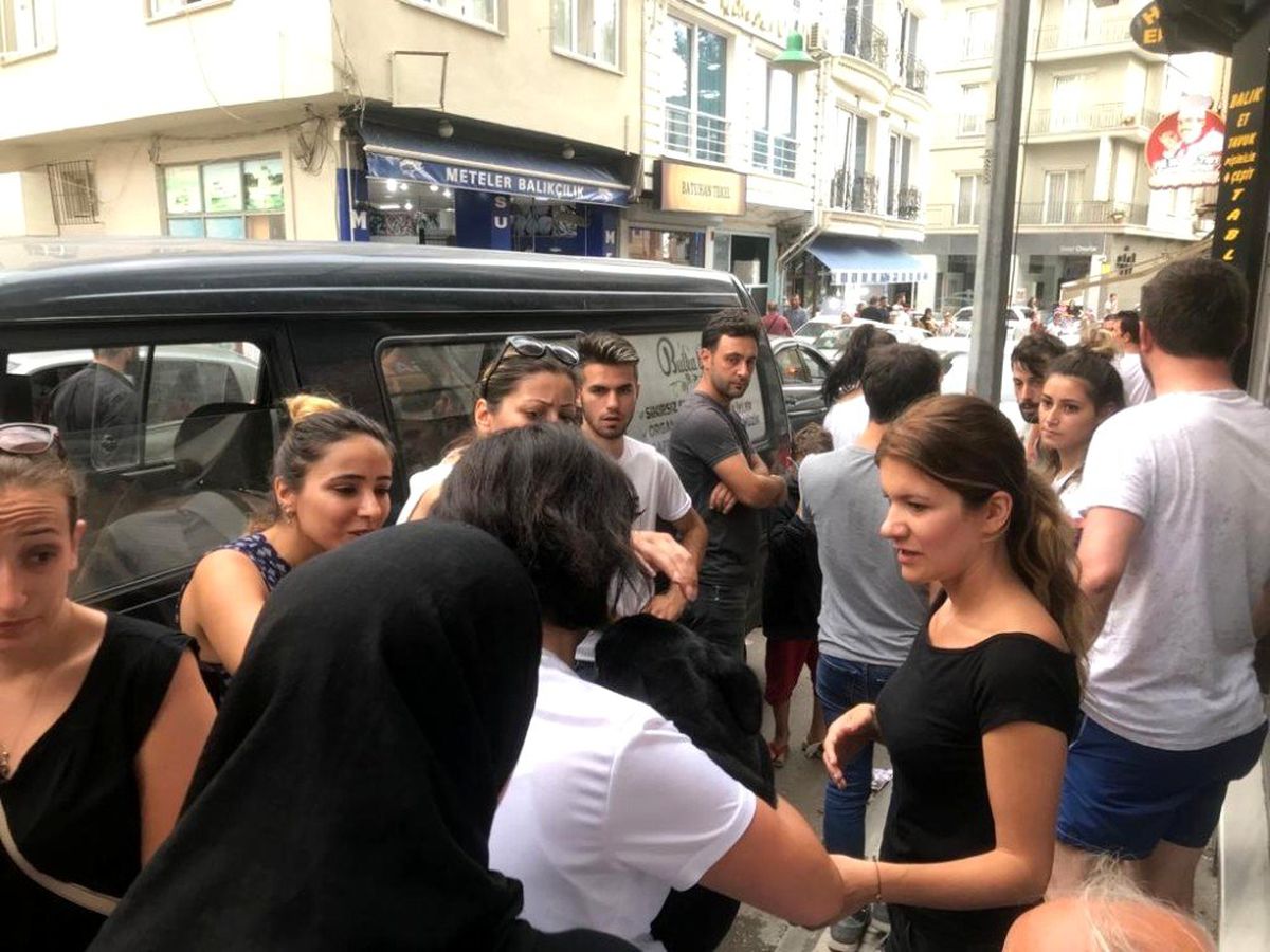 Çarptığı köpeği veterinere götürdü