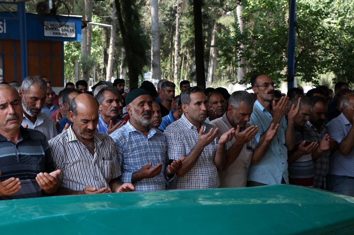 Denizde boğularak ölen baba ile oğlu gözyaşları arasında toprağa verildi