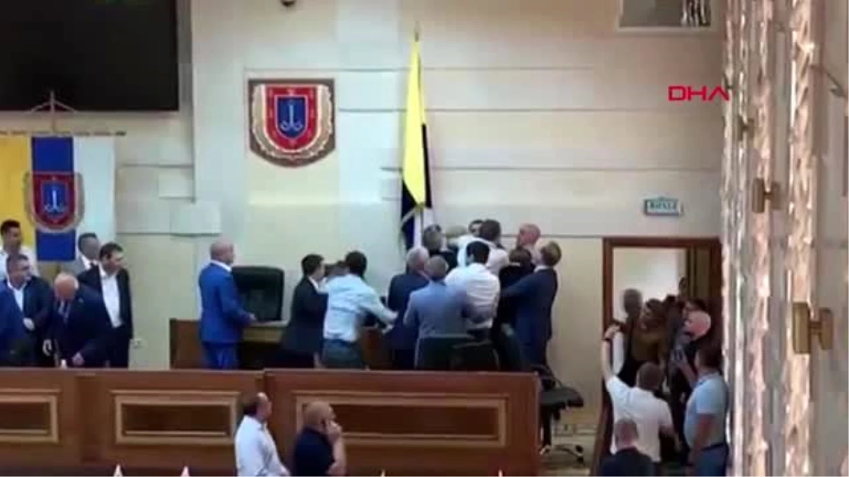 DHA DIŞ - Ukrayna\'da şehir meclisinde \'abluka\' krizi