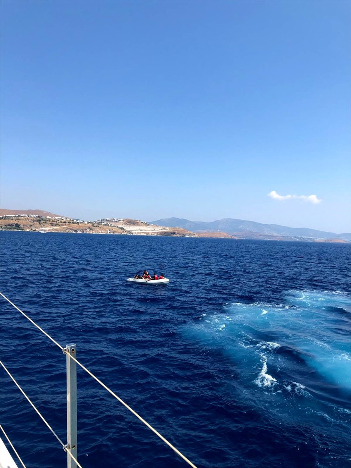 Düzensiz göçmenlerin yakalanma anı drone ile görüntülendi