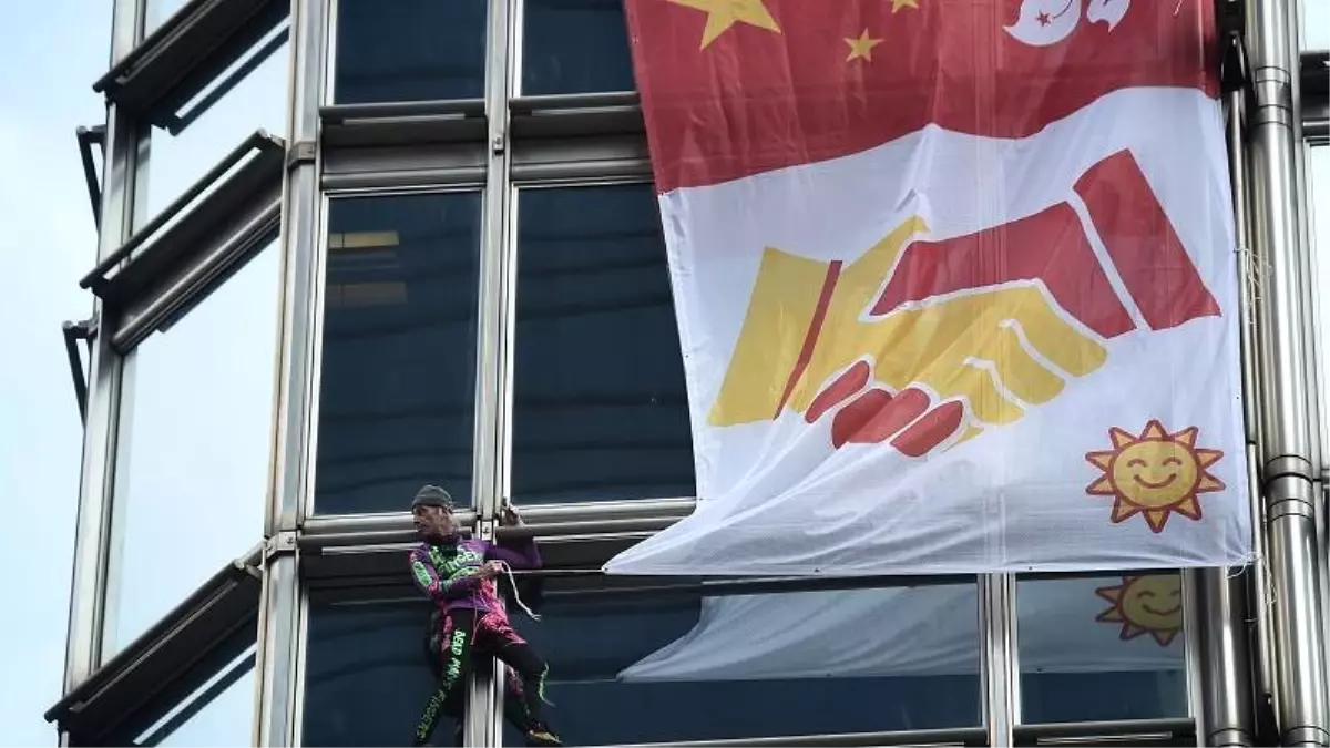 Fransız \'örümcek adam\' bu kez Hong Hong\'da uzlaşı için bir gökdelene tırmandı