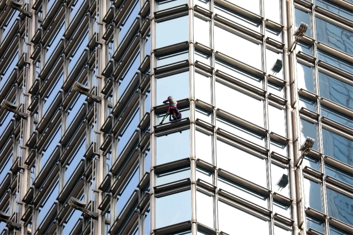 Fransız \'Örümcek Adam\' bu kez Hong Kong\'da gökdelene tırmandı