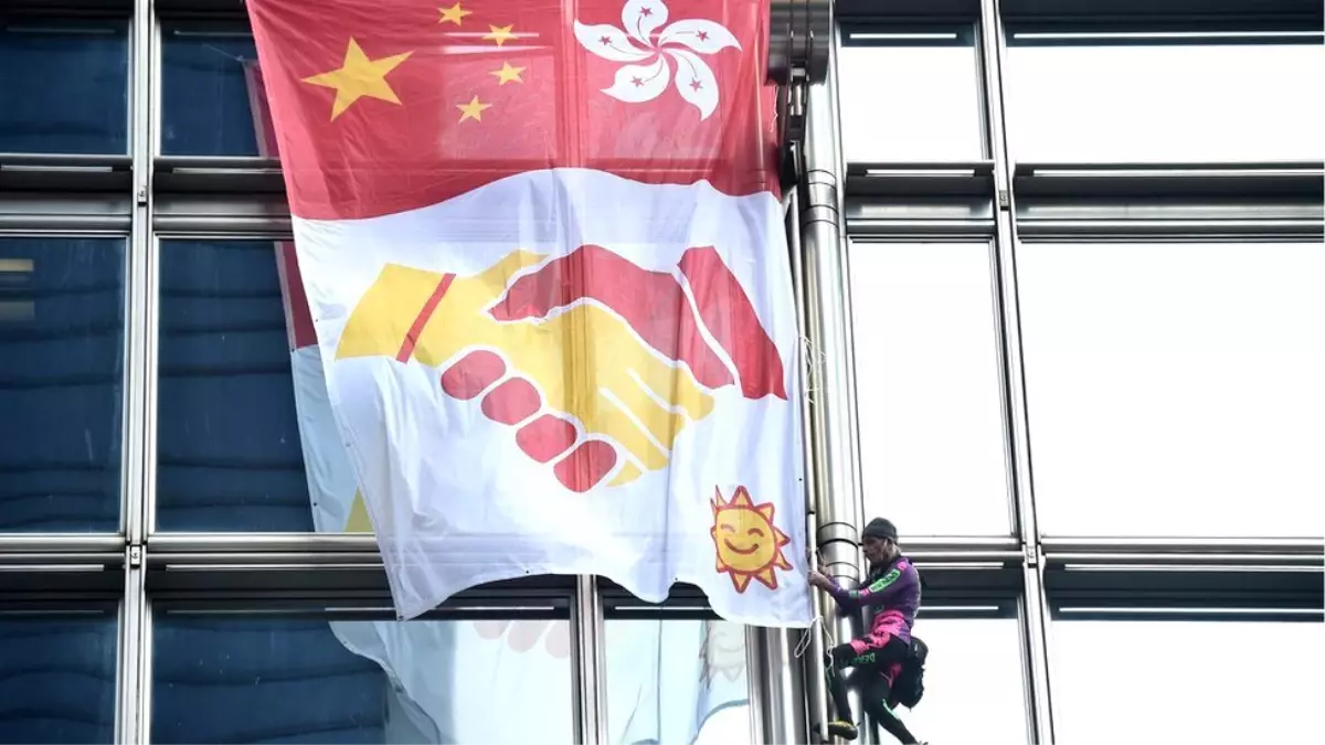 Fransız \'Örümcek Adam\' Hong Kong\'daki 68 katlı gökdelene çıkıp, barış pankartı açtı