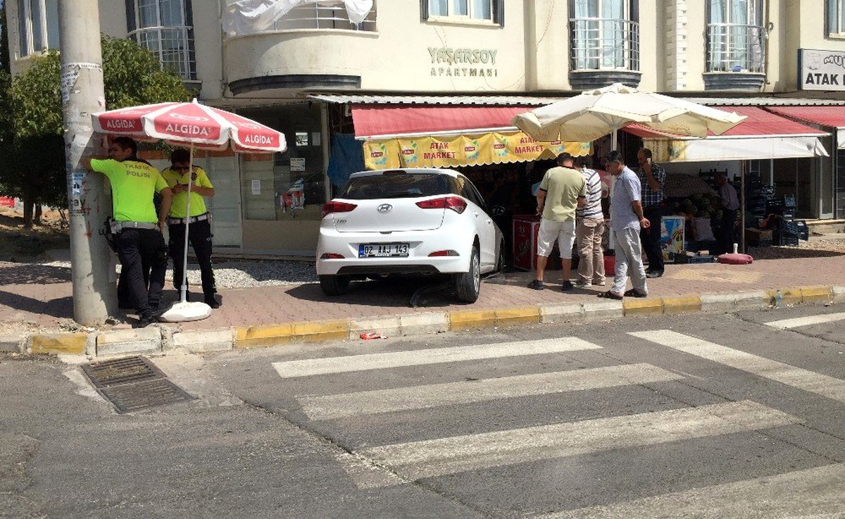 Freni boşalan otomobil markete girdi