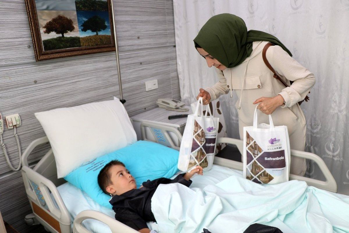 Hastalara moral ziyaretleri devam ediyor