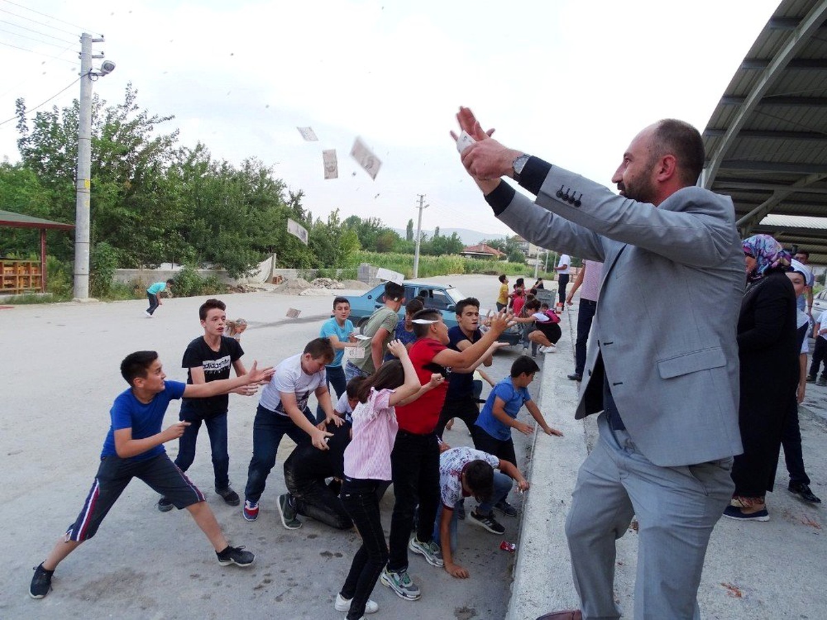 Hisarcık\'taki düğünlerde Türk lirası serpiliyor
