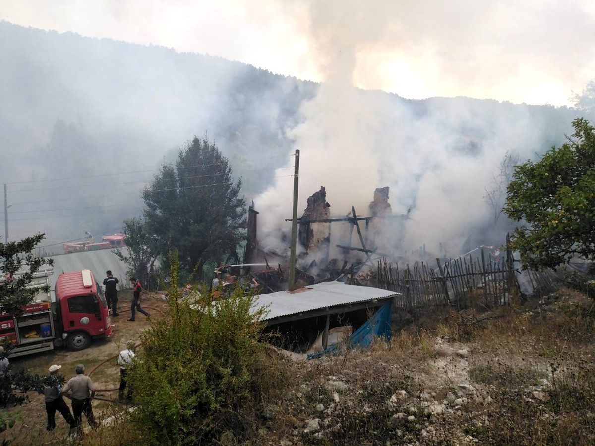 İki katlı ev alevlere teslim oldu