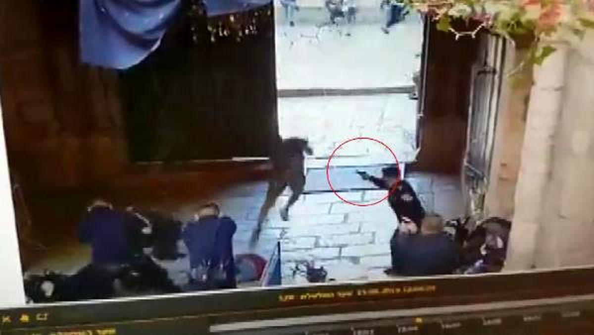 İsrail polisi, bıçaklı 2 genci vurdu