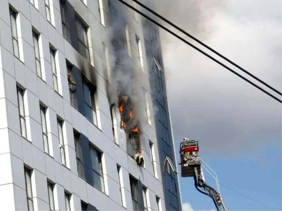 İSTANBUL - ÜMRANİYE\'DE 16 KATLI BİNADA YANGIN (2)