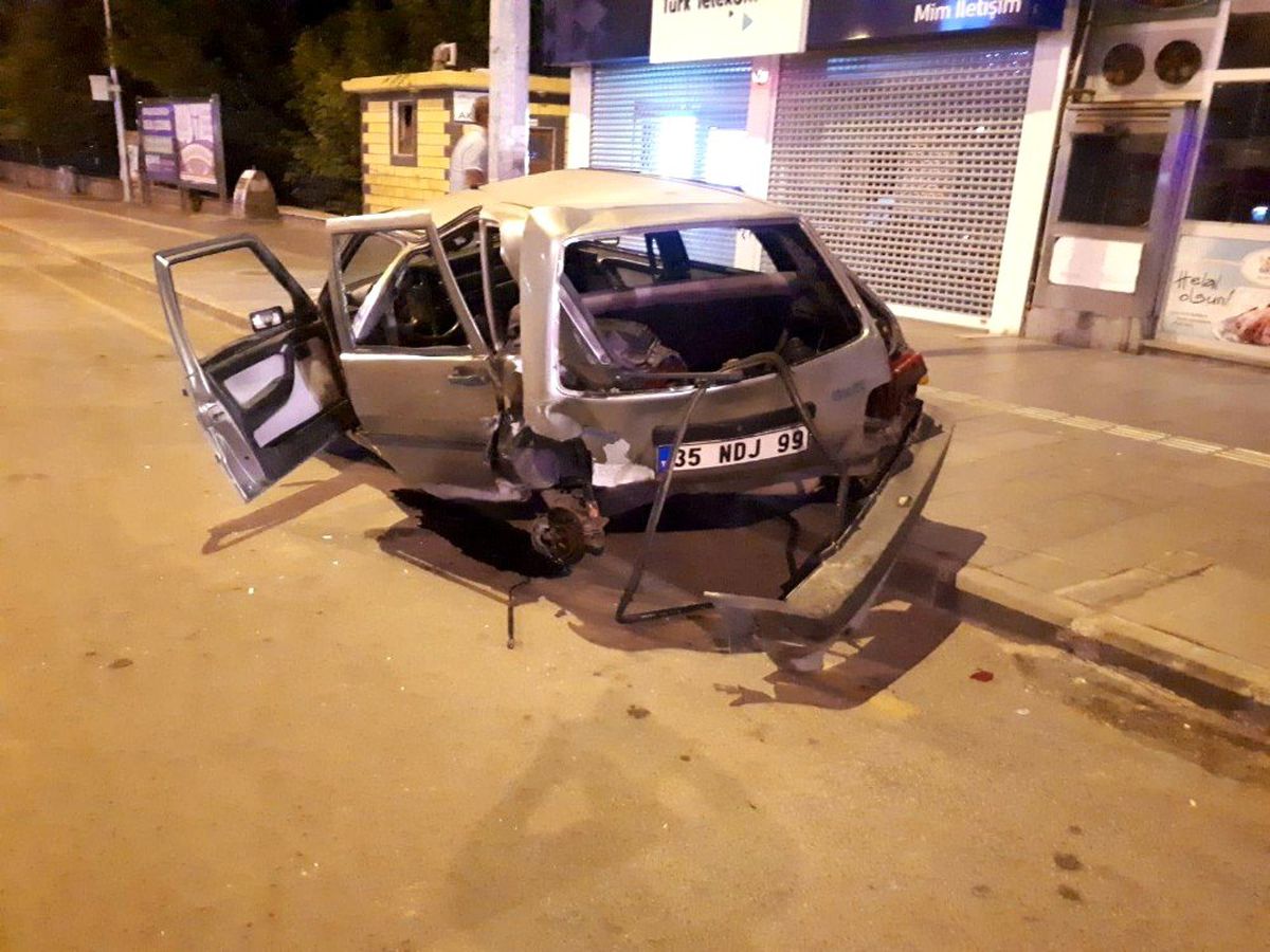 Kağıt gibi ezilen araçtan hafif yaralarla kurtuldu