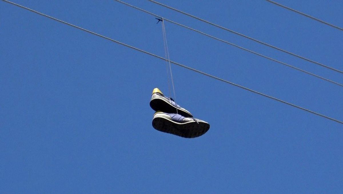 Kars\'ta elektrik teline atılan ayakkabı trafoyu yaktı