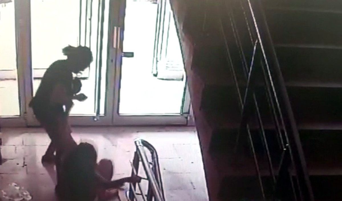 Komşu kızını darp edip saçlarını yoldu