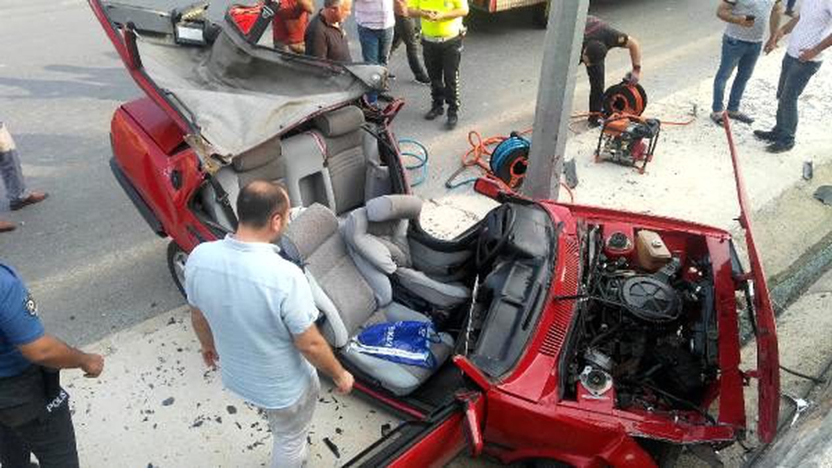 Kontrolden çıkan otomobil aydınlatma direğine çarptı: 1 yaralı