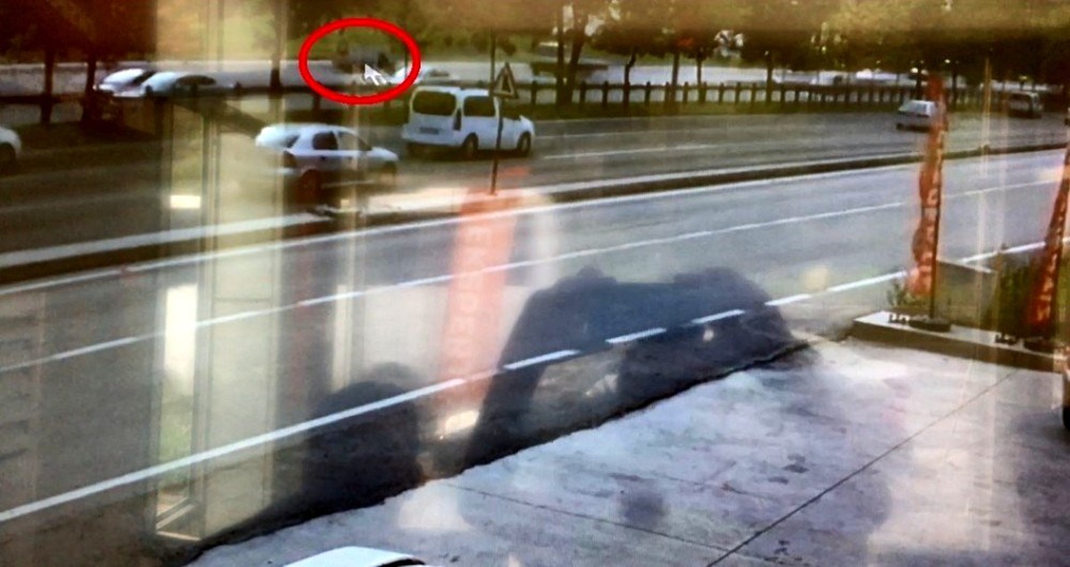 Otomobilin takla atıp 100 metre sürüklenmesi kamerada