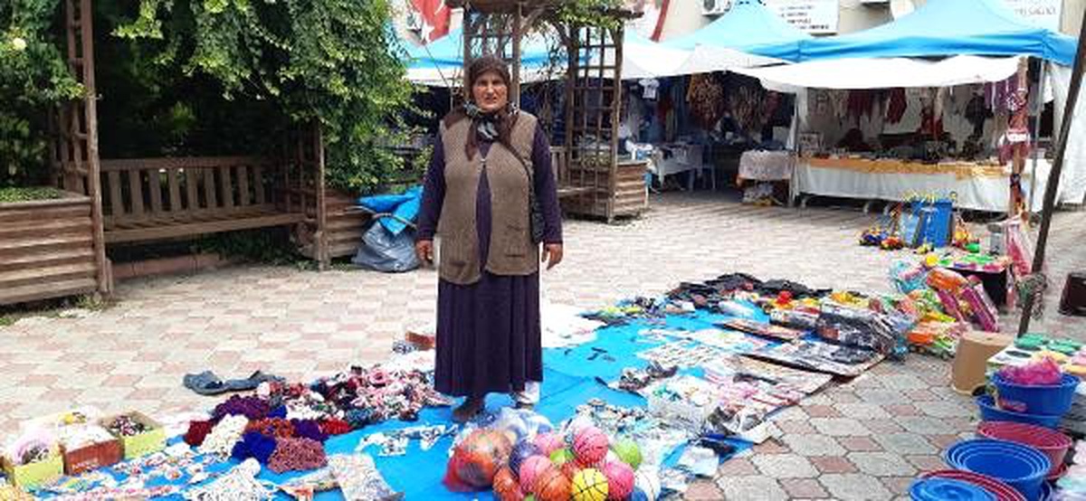 Oyuncak satarak, sokak hayvanlarını besliyor