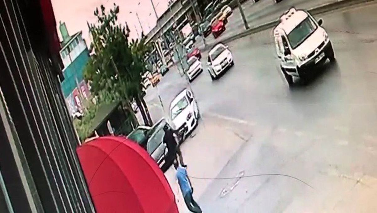 (Özel) Avcılar\'da kaldırıma çıkan araç park halindeki otomobile çarptı