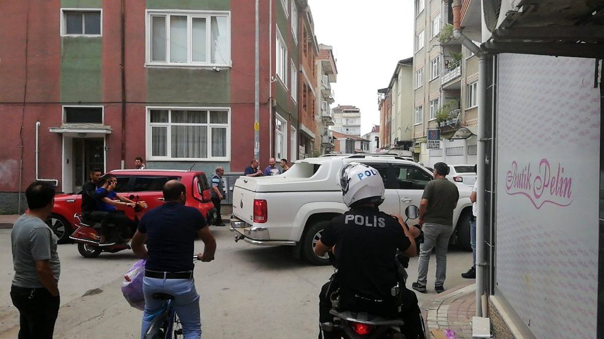 Silah sesi mahalleyi sokağa döktü