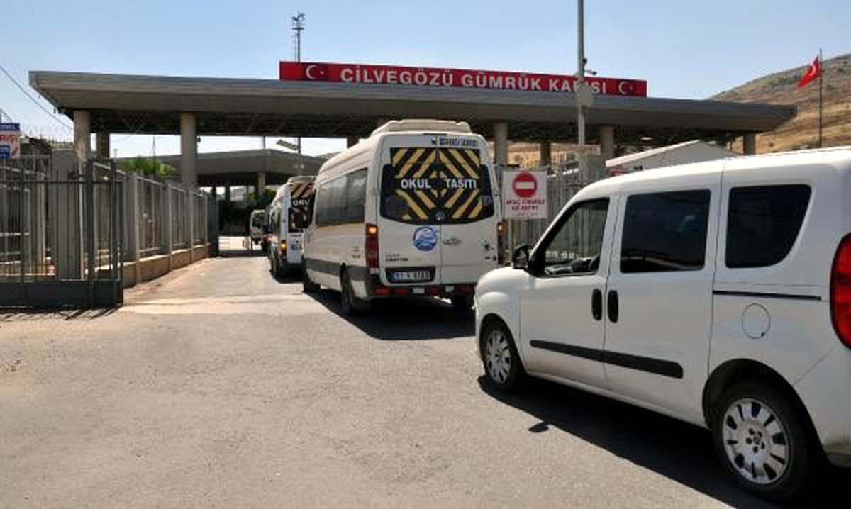 Sınırı kaçak geçmek isterken yakalanan 61 kişi sınır dışı edildi