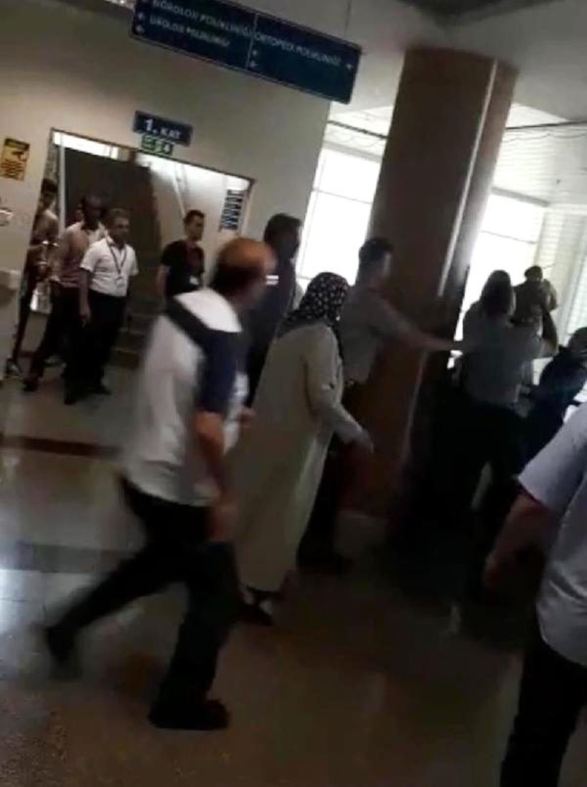 Tartıştığı kadını rehin almak isterken bıçakla yaralandı