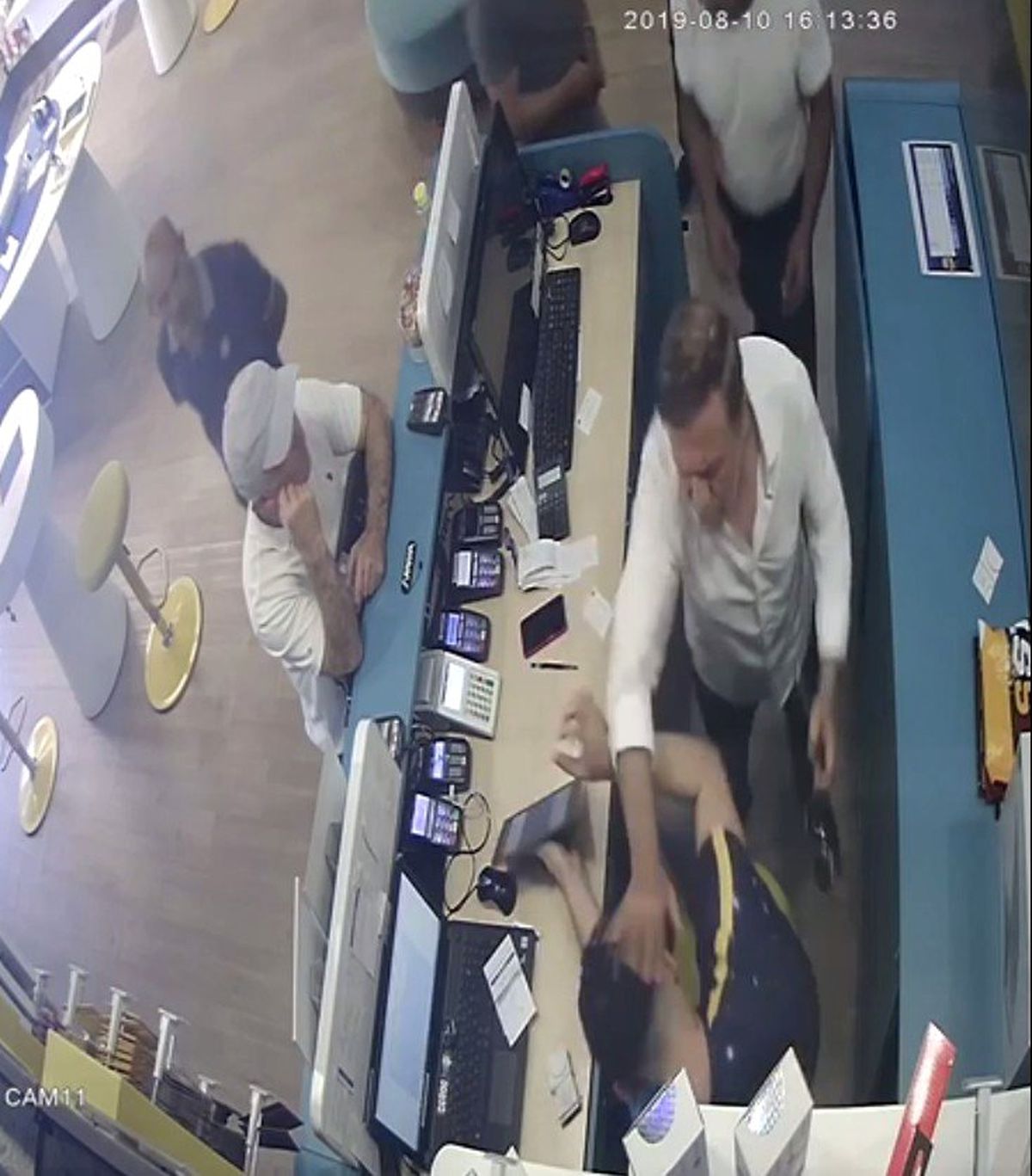 Telefon bayisini basıp çalışanı silahla vuran şahıslar kamerada