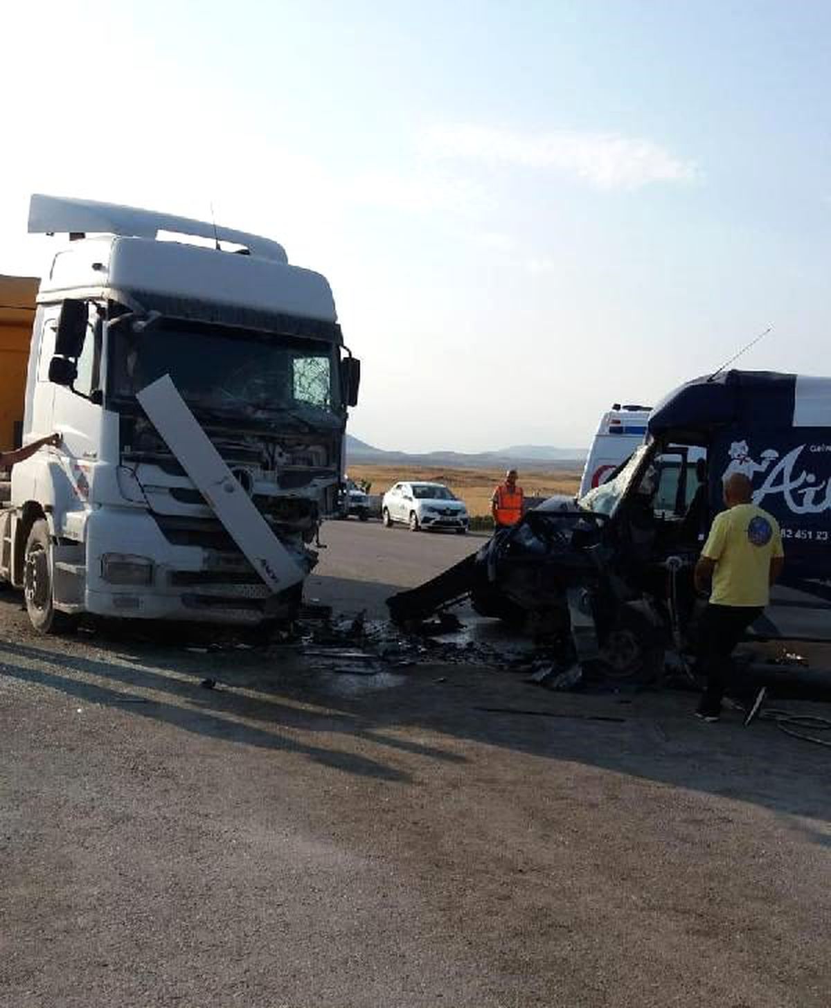TIR\'a çarpan minibüsün sürücüsü öldü