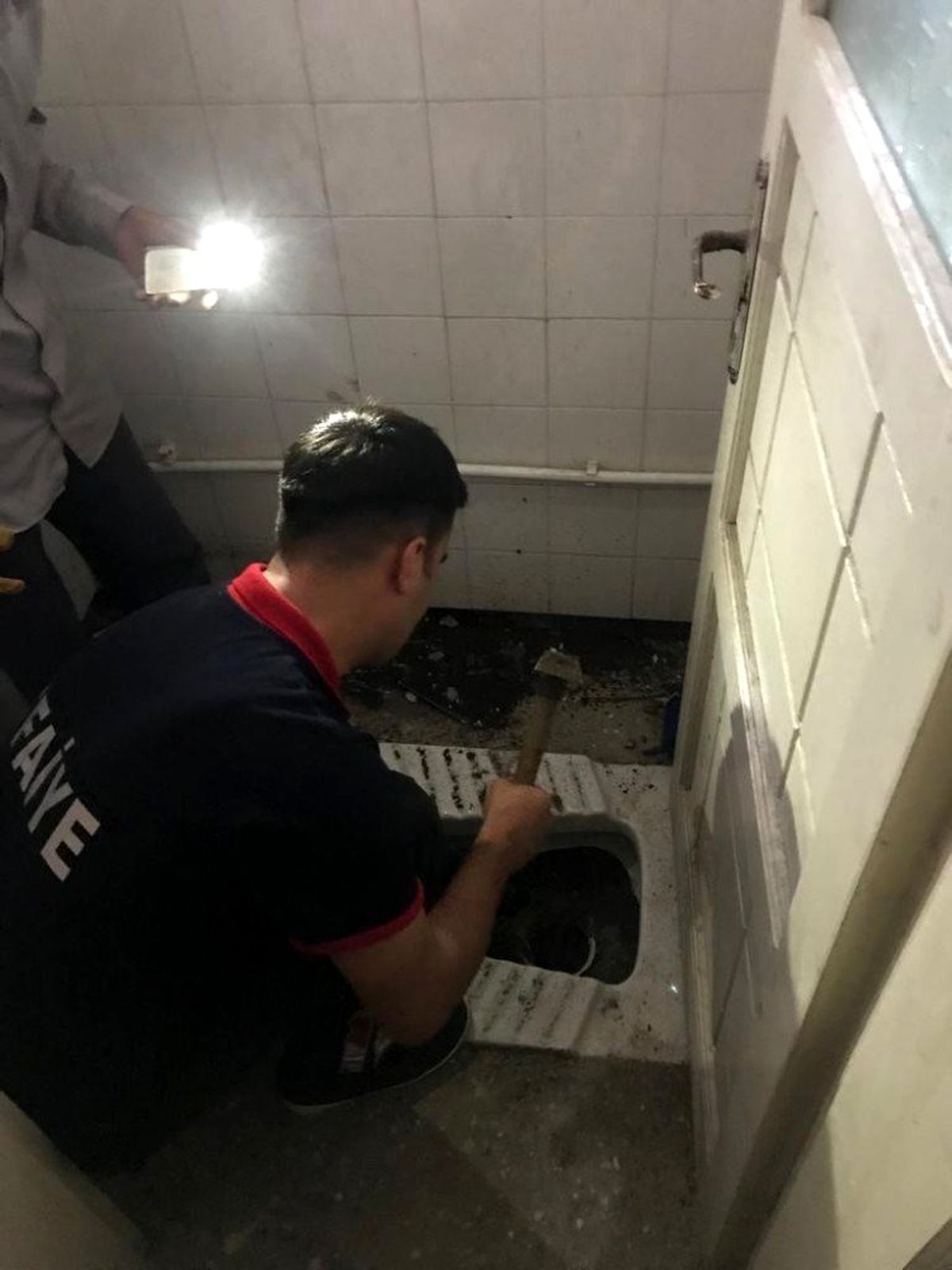 Tuvalet giderine sıkışan kediyi itfaiye kurtardı