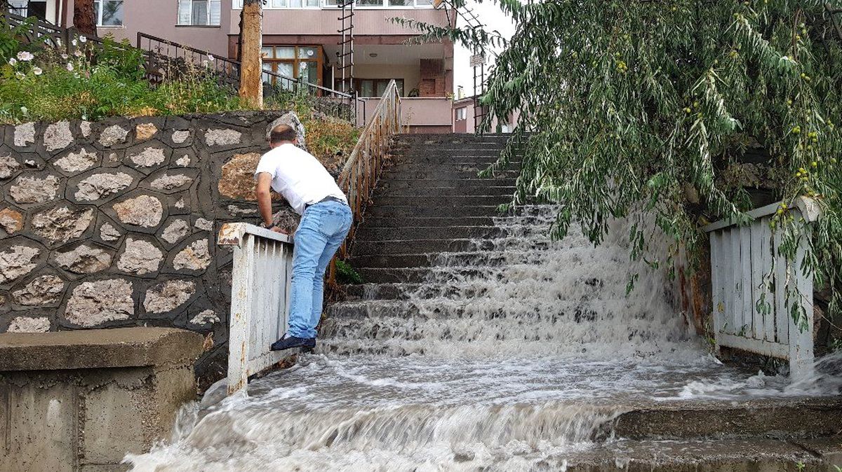 Yağmur aniden bastırdı, yollar göle döndü