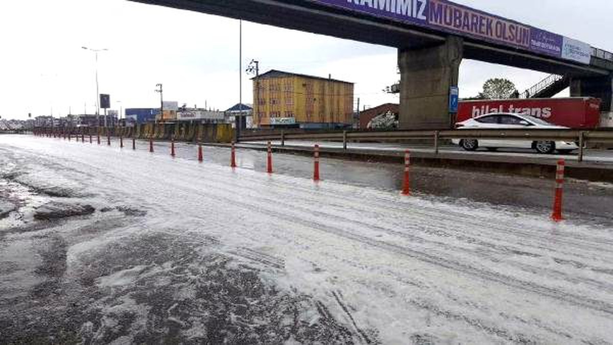Yağmur yağışının ardından yol köpürdü
