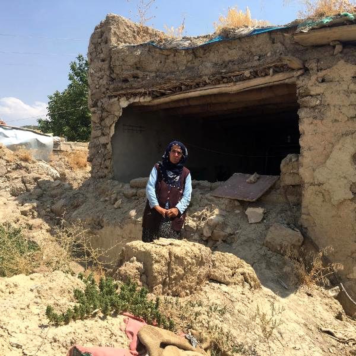 Yalnız yaşayan kadının yıkık toprak evde yaşam mücadelesi