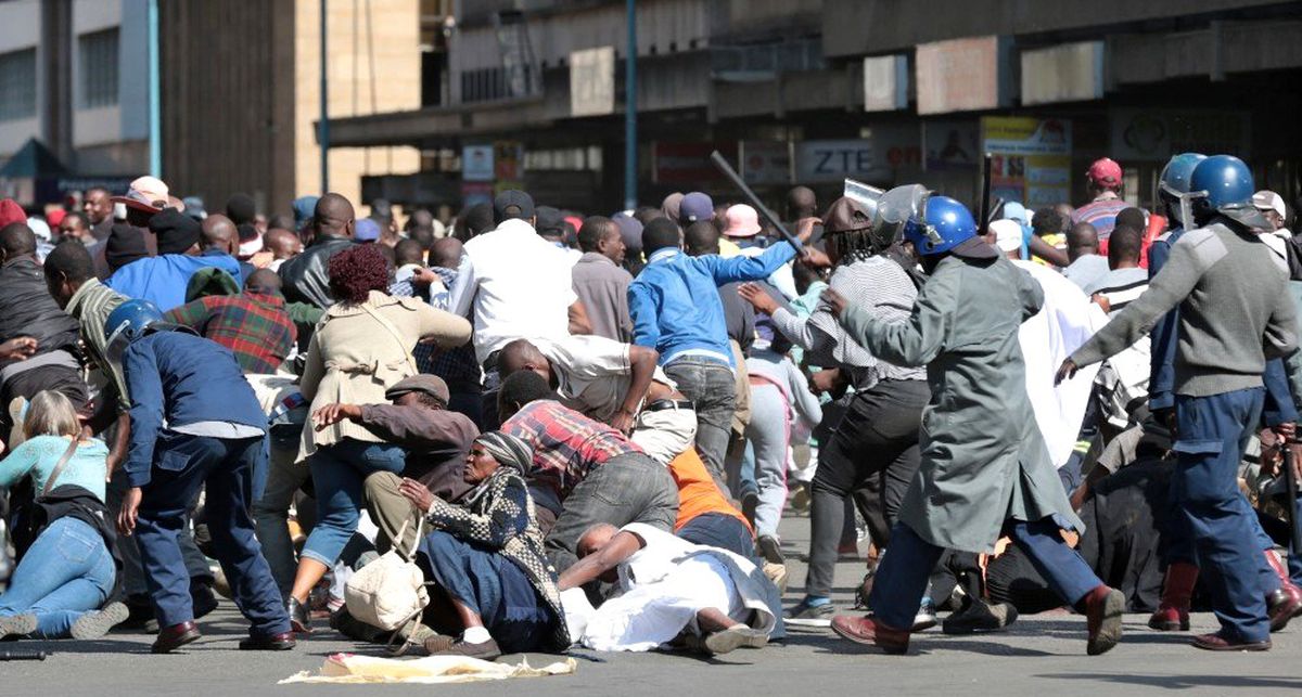 Zimbabve\'de protestoculara polis şiddeti