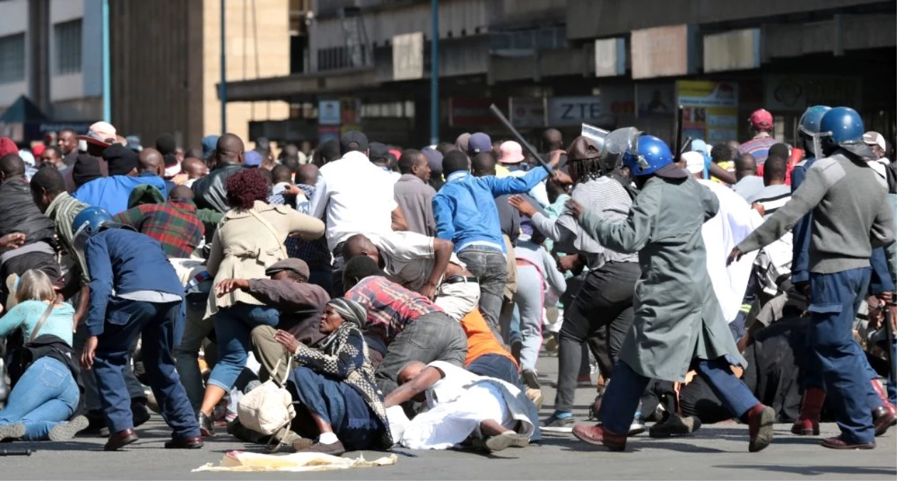 Zimbabve\'de protestoculara polis şiddeti