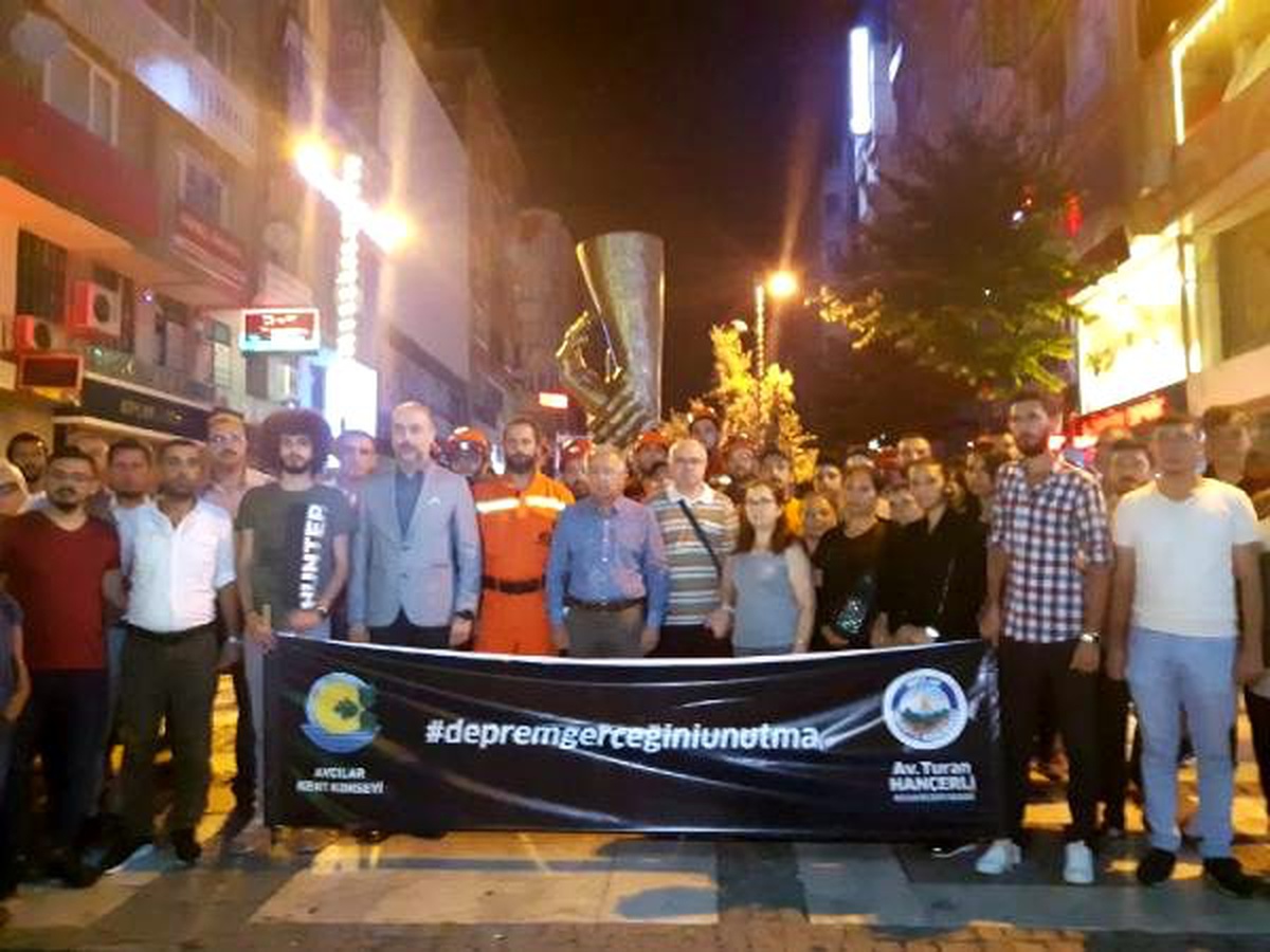 17 Ağustos Depremi\'nde hayatını kaybedenler Avcılar\'da anıldı