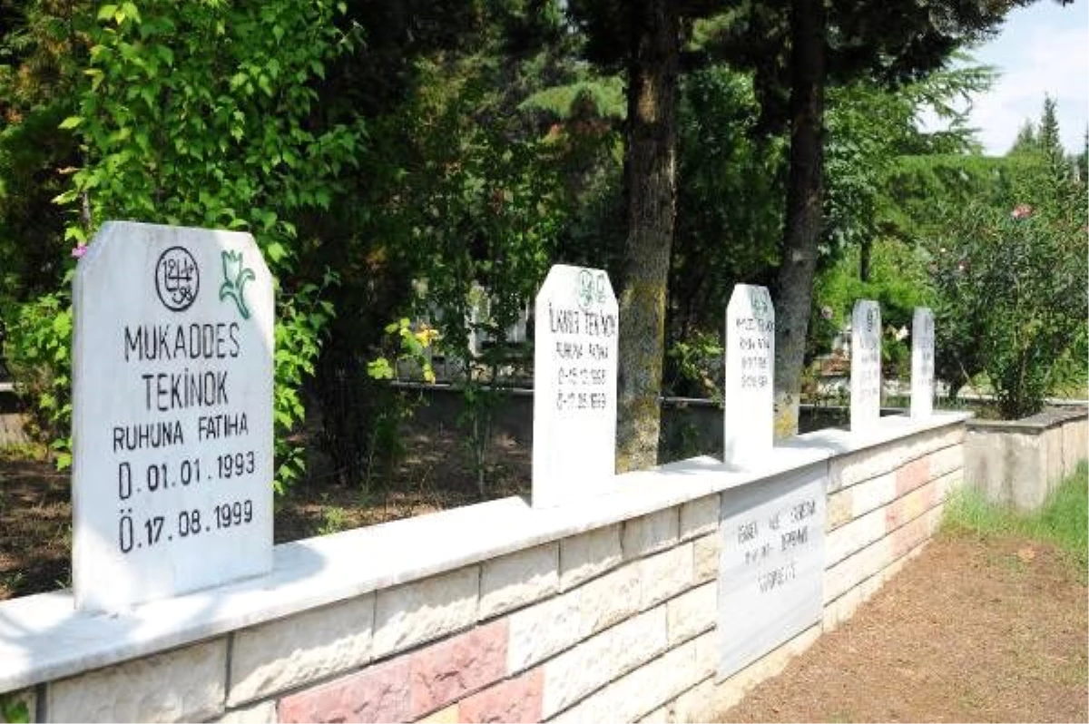 17 Ağustos depreminde hayatını kaybedenler mezarları başında anıldı