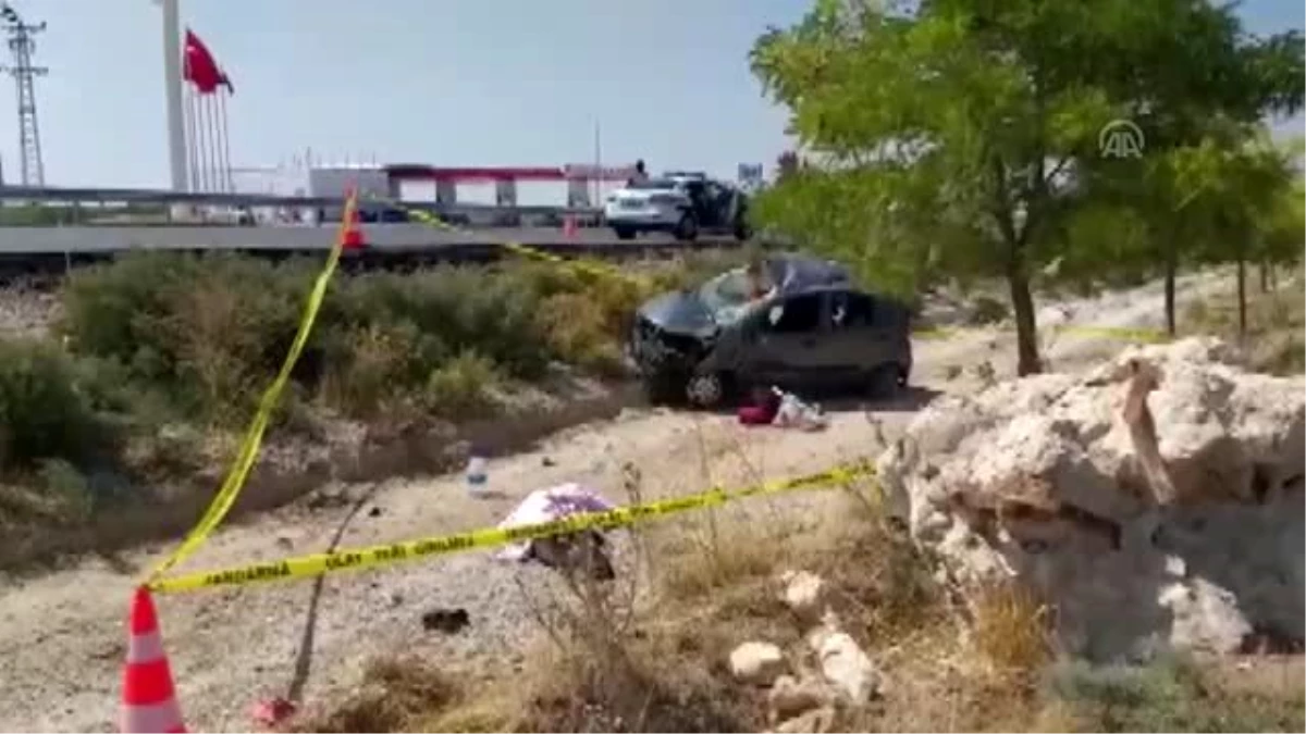 Aksaray\'da otomobil şarampole devrildi: 1 ölü, 2 yaralı