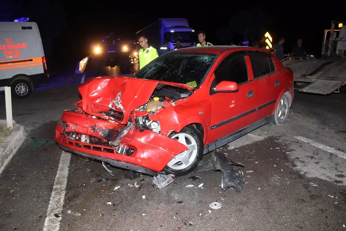 Amasya\'da yolcu minibüsü ile otomobil çarpıştı: 13 yaralı